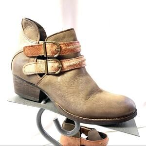 Rebel's Tan Brown Suede Cutout Ankle Boot Size 6